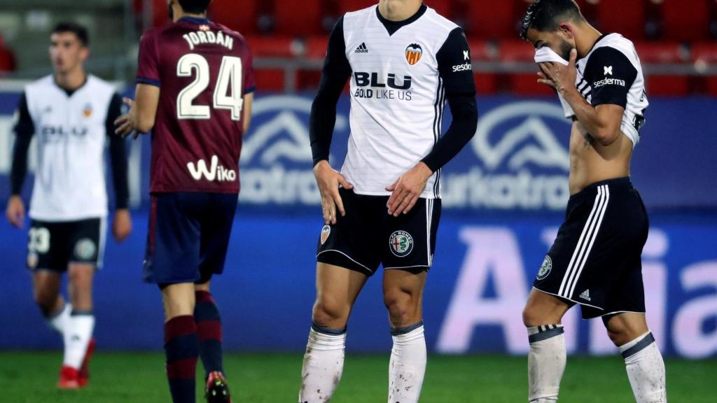 Los jugadores del Valencia se lamentan en Eibar.