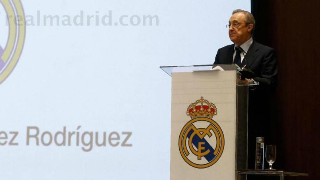 Florentino Pérez hablando para las peñas