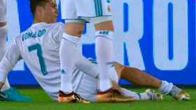 Cristiano Ronaldo muestra las marcas tras una entrada de un jugador del Gremio