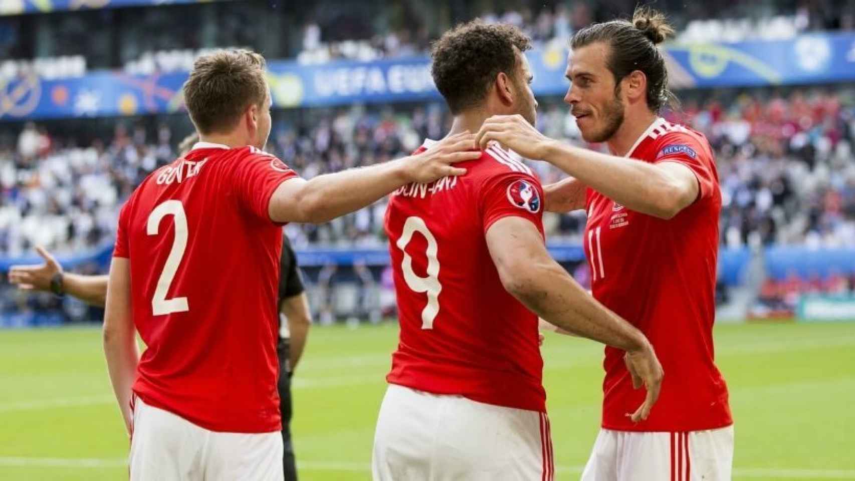 Bale se abraza con sus compañeros de selección. Foto: faw.cymru