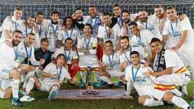 Los jugadores del Real Madrid posan con el trofeo