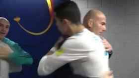 Cristiano Ronaldo y Zidane se saludan antes de la final del Mundial de Clubes
