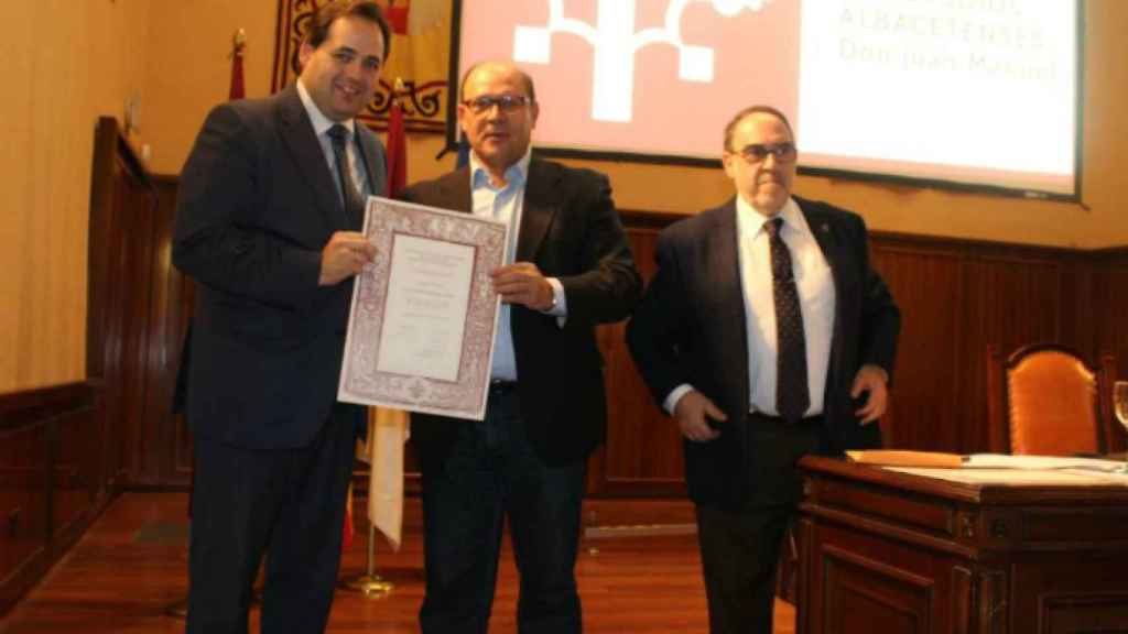 Francisco Núñez participarán en la ofrenda a la tumba de Santiago Bernabeu en el cementerio de Almansa