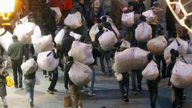 Cuatro guardias urbanos de BCN heridos en una trifulca con manteros