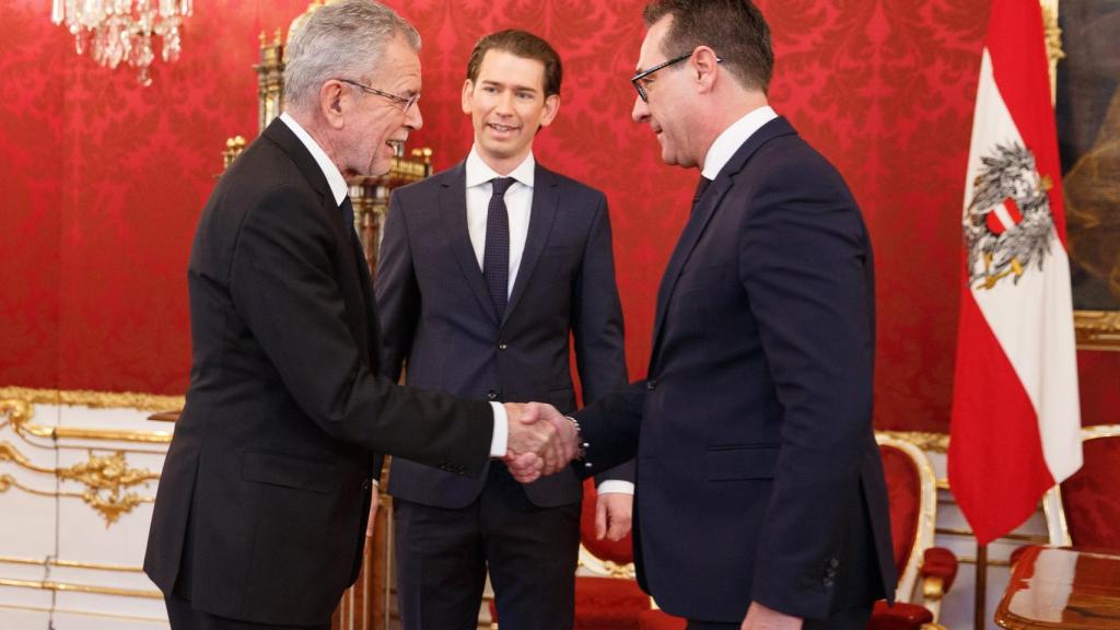 El presidente austriaco estrecha la mano a Sebastian Kurz, líder conservador, ante Heinz-Christian Strache, líder ultranacionalista.