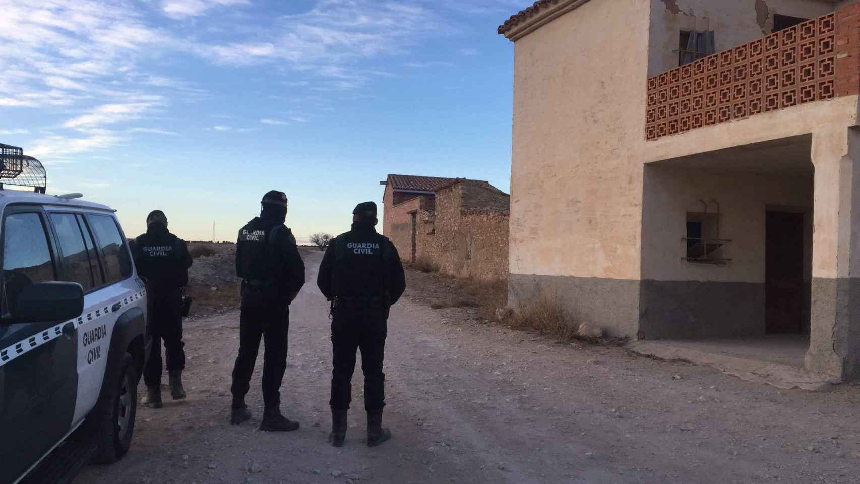 La Guardia Civil patrulla por la comarca sumida por el terror.
