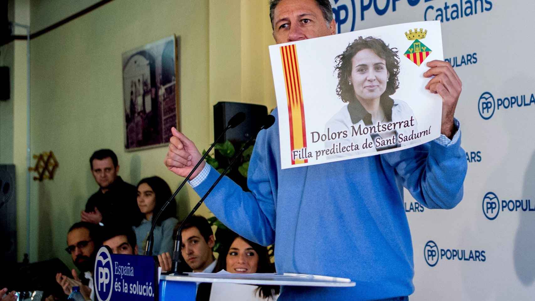 Albiol, muestra un cartel con la imagen de la ministra Montserrat en un almuerzo-mitin en Sant Sadurní.