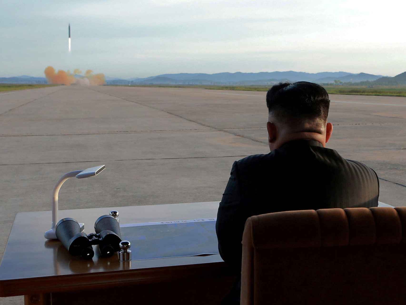 Kim Jong-un supervisa un ensayo de lanzamiento de misiles.