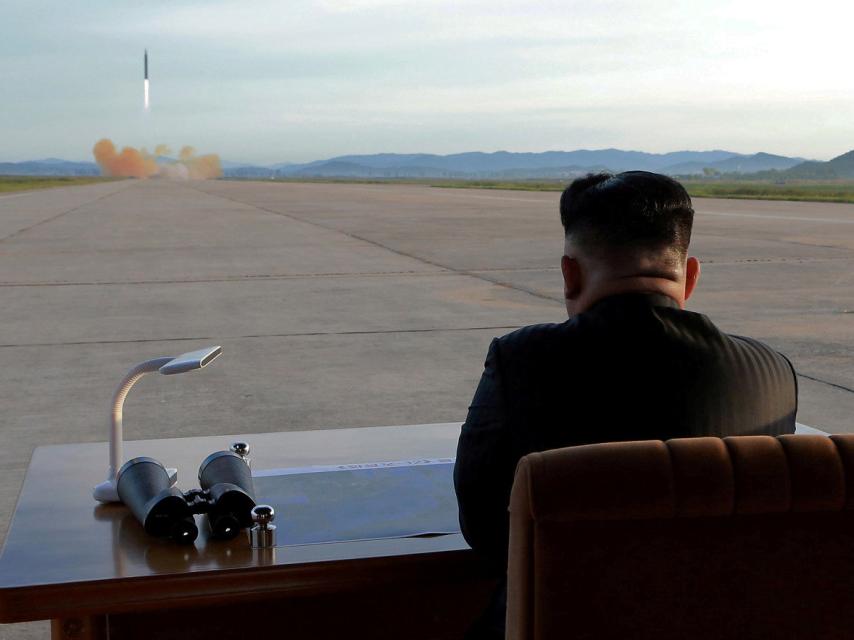 Kim Jong-un supervisa un ensayo de lanzamiento de misiles.