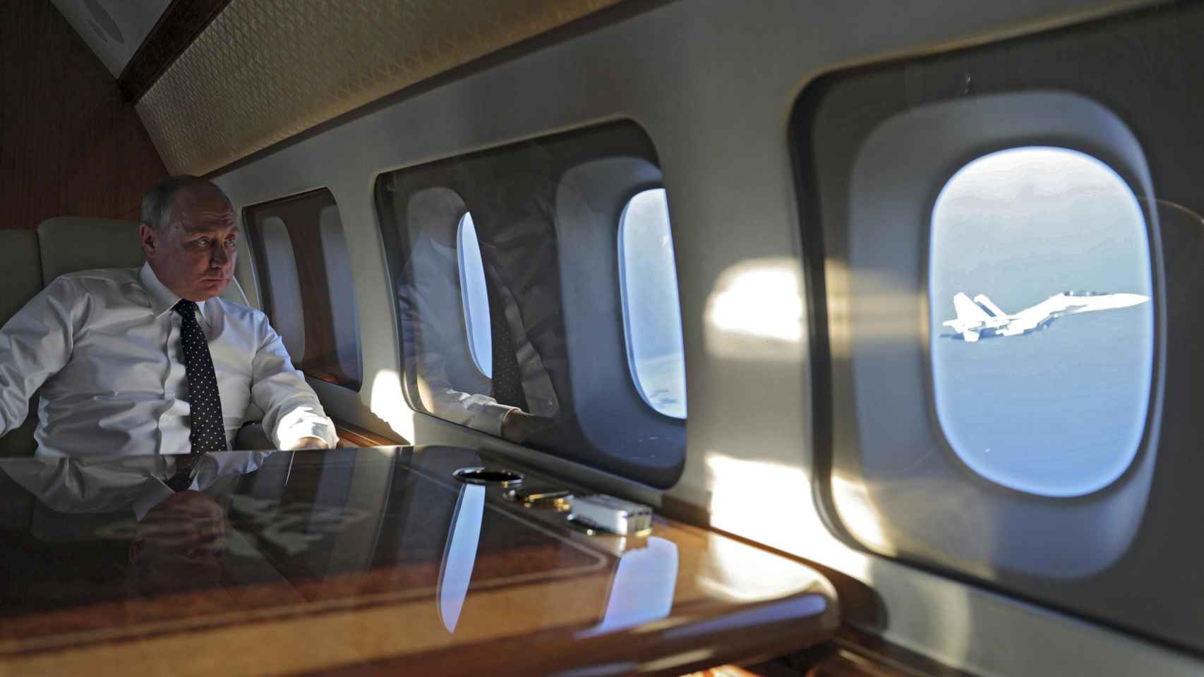 Putin, en su avión oficial escoltado por cazas de combate.