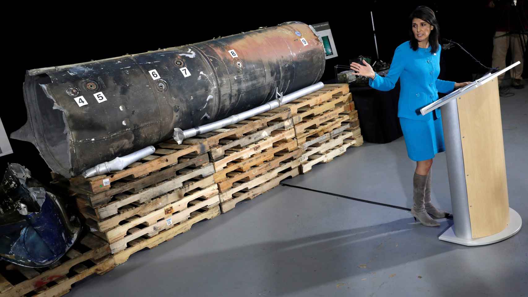 La representante de EEUU en la ONU, Nikki Haley, muestra restos de un misil iraní.