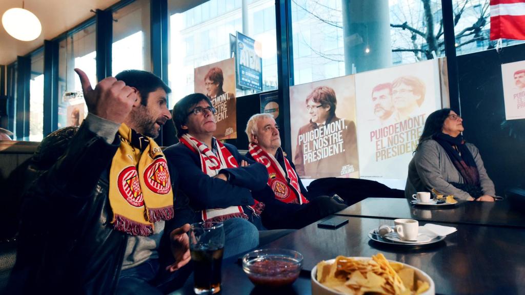 Puigdemont, en un bar de Bruselas, viendo al Girona.