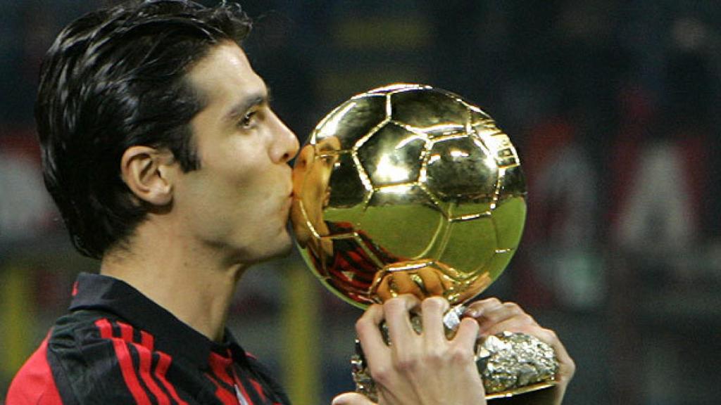 Kaká con el Balón de Oro conseguido en 2007.