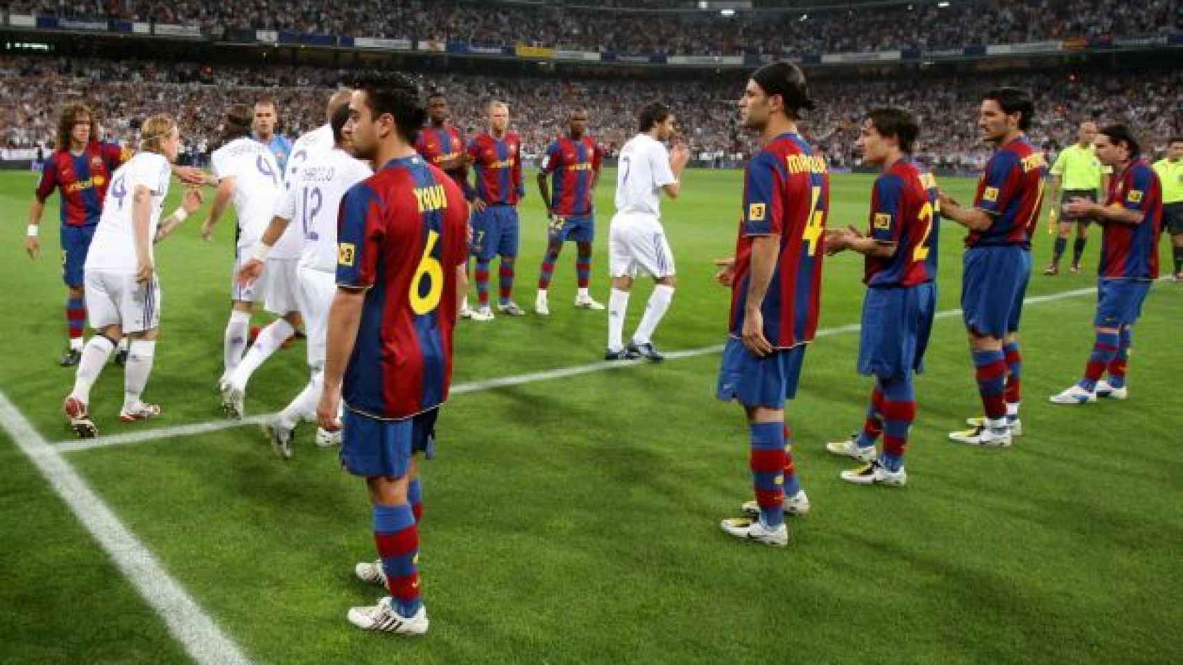 Imagen del pasillo que el Barcelona hizo al Real Madrid en 2008.