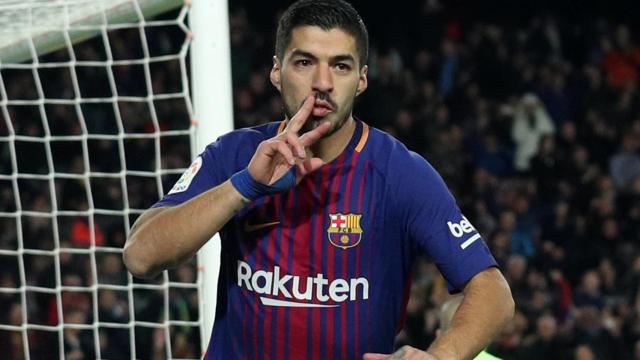 Luis Suárez celebra uno de sus dos goles al Deportivo.