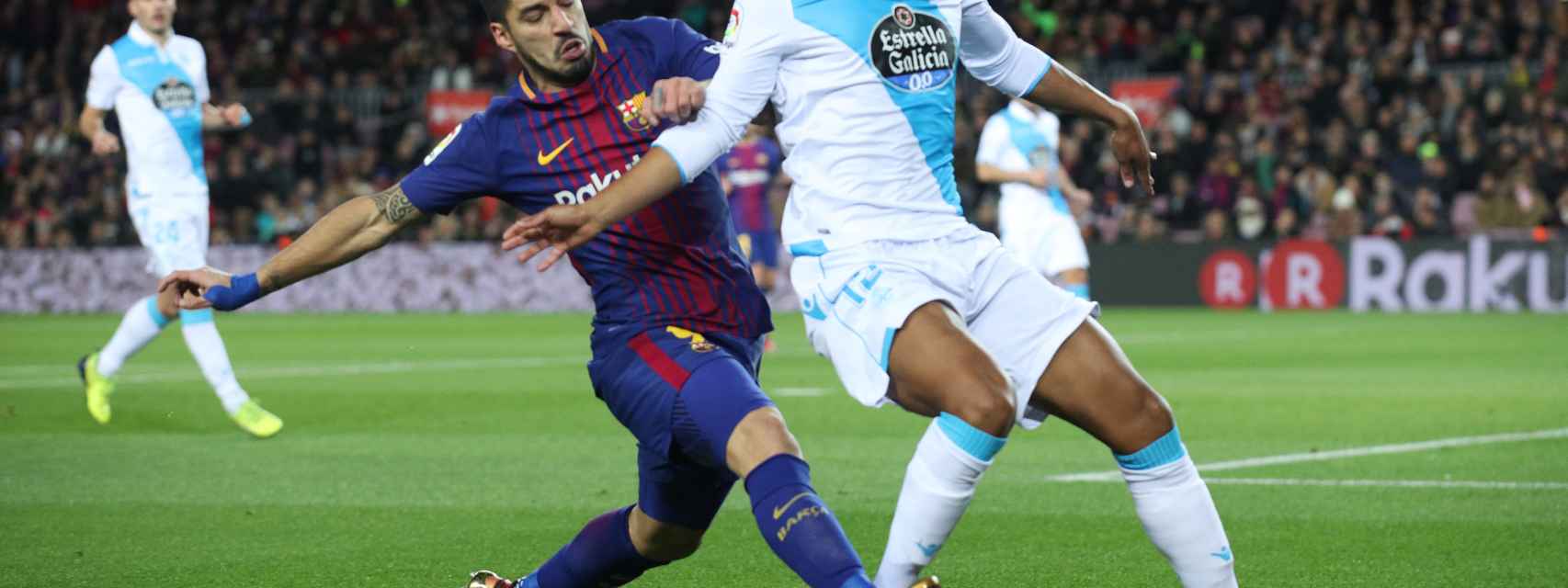 Luis Suárez y Sidnei en el Barcelona - Deportivo de La Coruña.