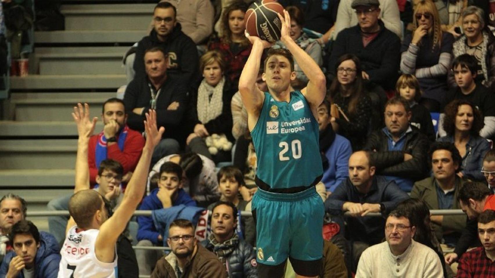 Carroll lanzando de tres ante Obradoiro. Foto: acb.com