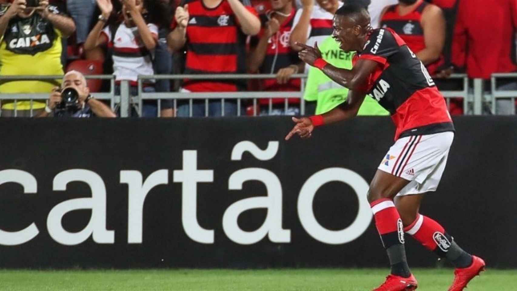 Vinicius celebrando un gol con el Flamengo. Foto: Twitter (@vini11oficial).