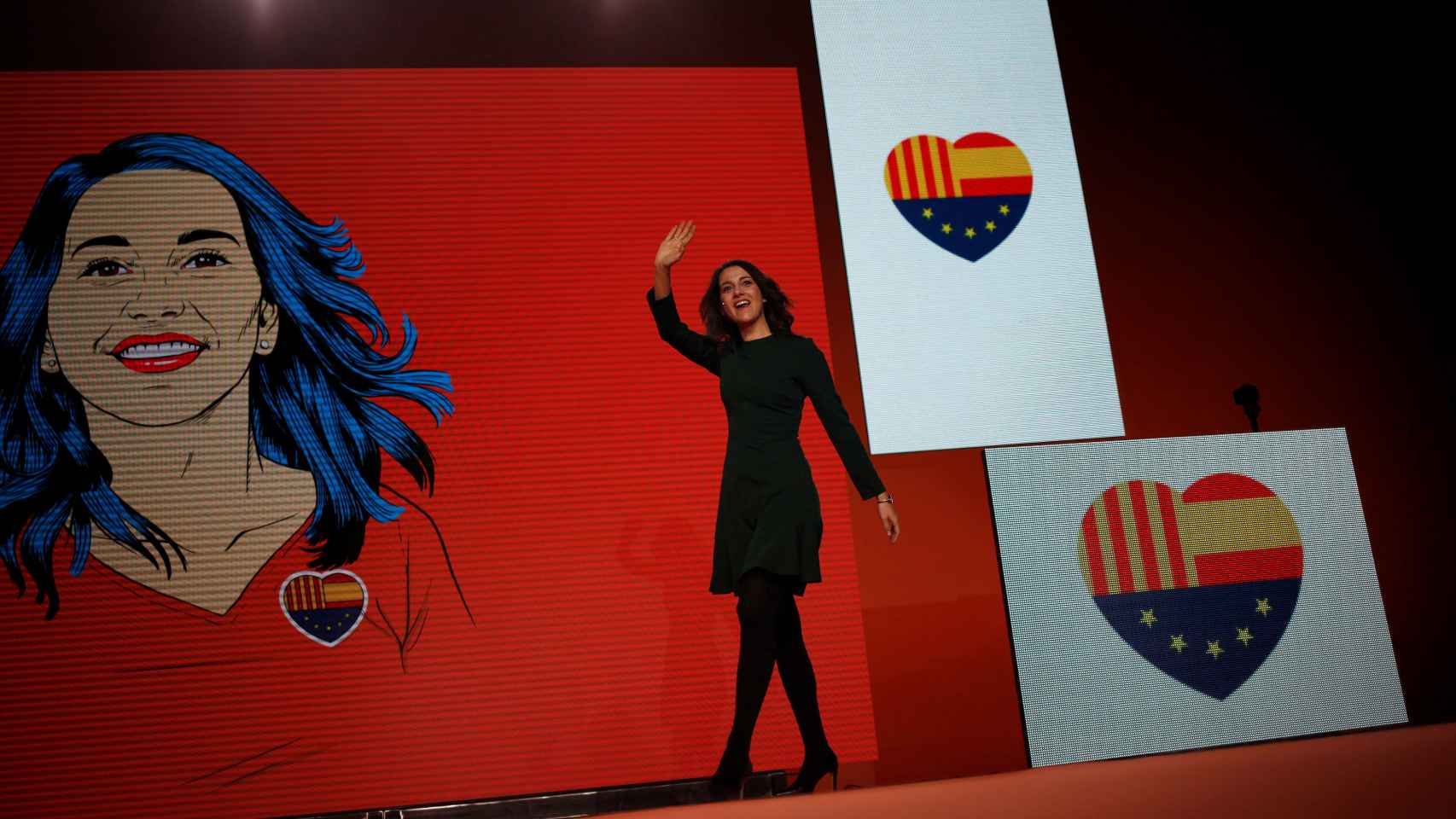 Inés Arrimadas sale al escenario durante el acto final de campaña de Ciudadanos, en 2017
