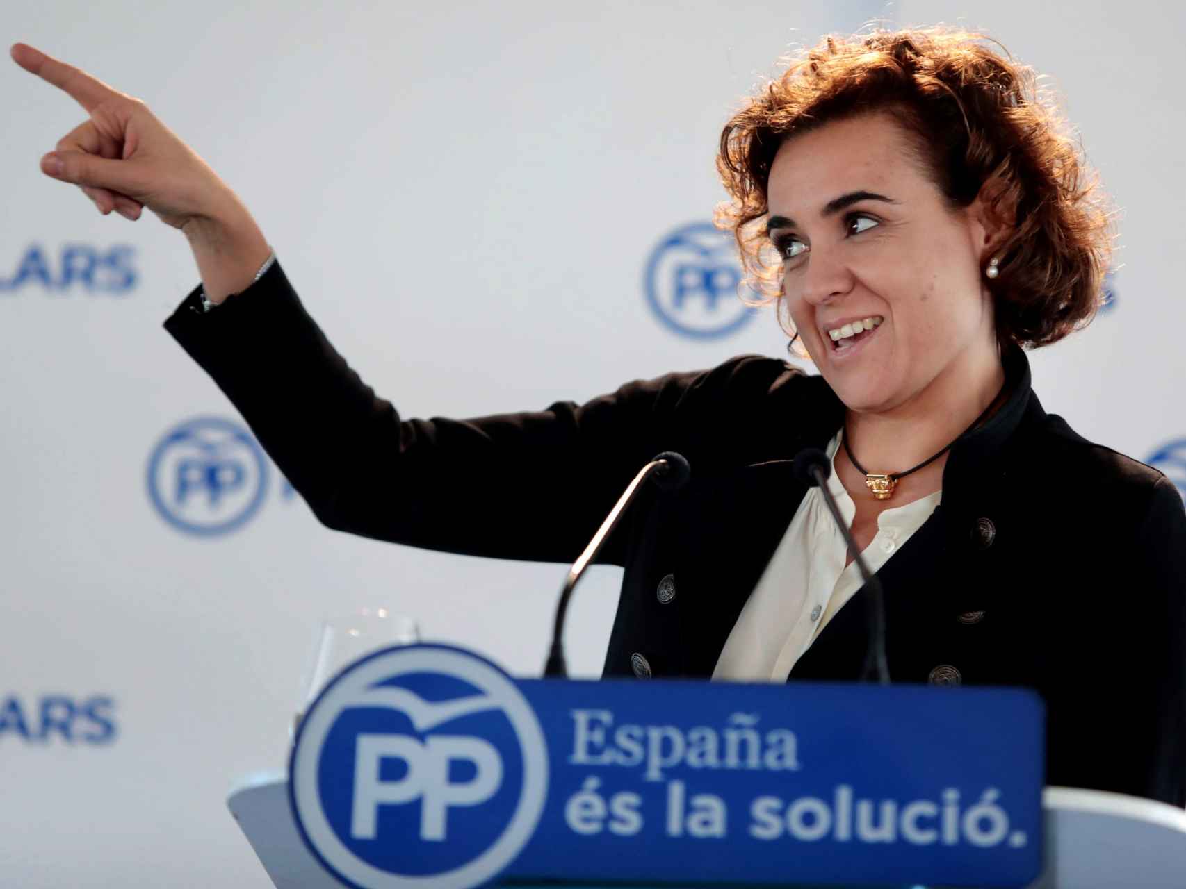 La ministra de Sanidad, Dolors Montserrat, durante su intervención el sábado en una xatonada popular en Cataluña.
