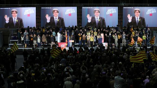 Puigdemont en una intervención vía plasma en un mitin de JxCat.