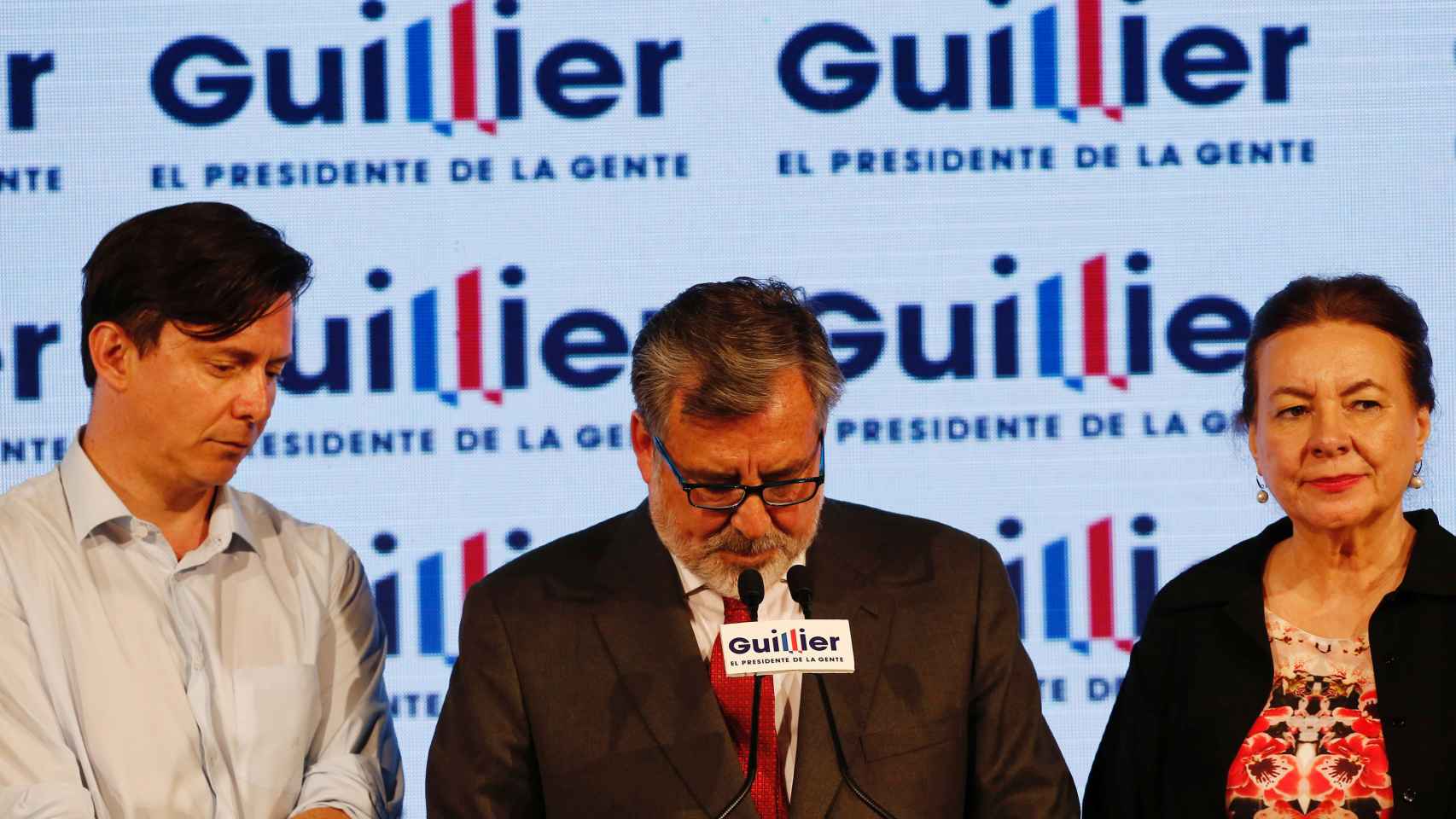Guillier, junto a su esposa, reconociendo la derrota