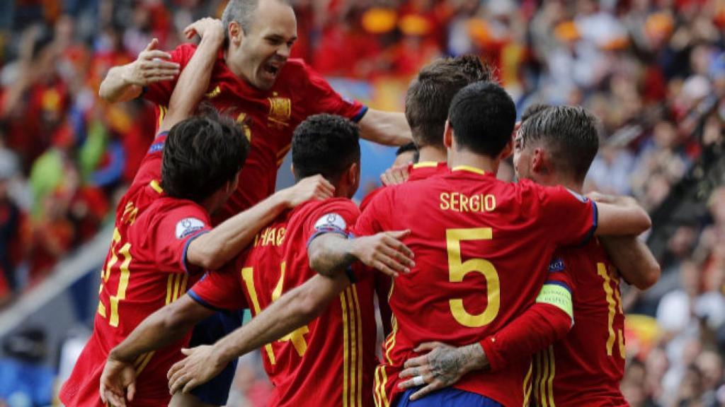 Los jugadores de España celebran un gol con la selección.