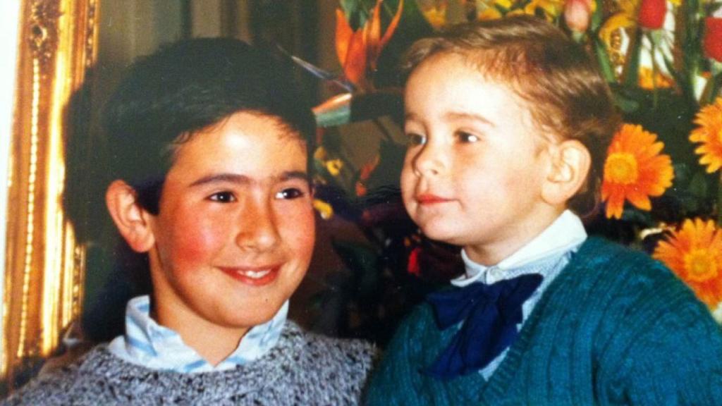 Xavier Cima, a la derecha, junto a su hermano Jordi cuando eran niños.