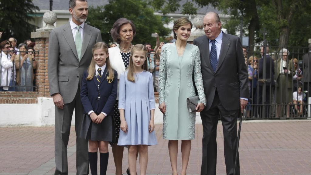 Fotografía de parte de la familia unida en el día de la comunión de Sofía.