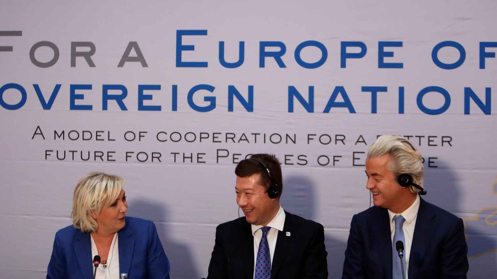 Marine Le Pen, Geert Wilders y el checo Tomio Okamura durante la reunión de la ultraderecha en Praga