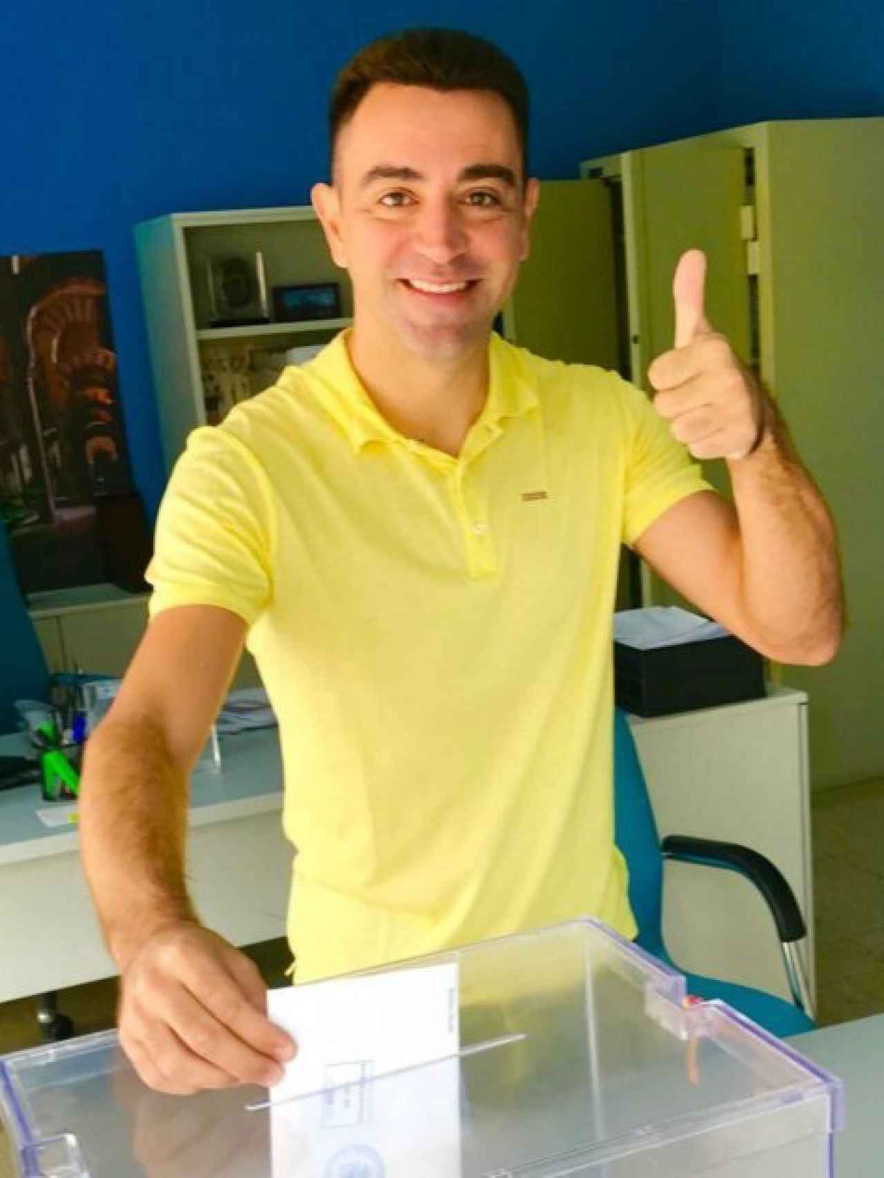 Xavi Hernández votando en Qatar y de amarillo.