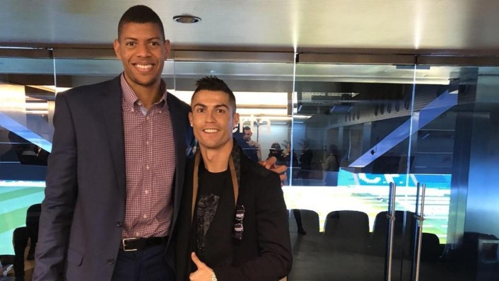 Tavares y Cristiano en la comida de Navidad del Madrid. Foto: Twitter (@waltertavares22).