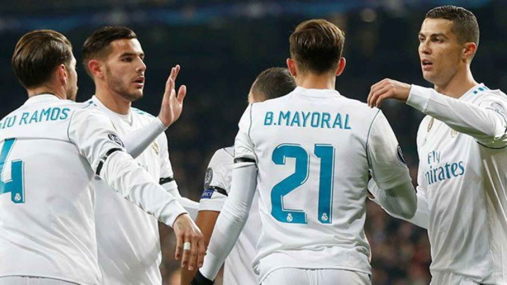 Los jugadores del Real Madrid felicitan a Mayoral por su gol