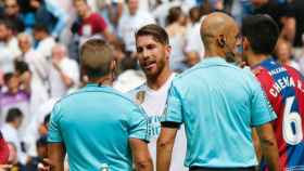 Sergio Ramos habla con los árbitros.  Foto: Manu Laya / El Bernabéu