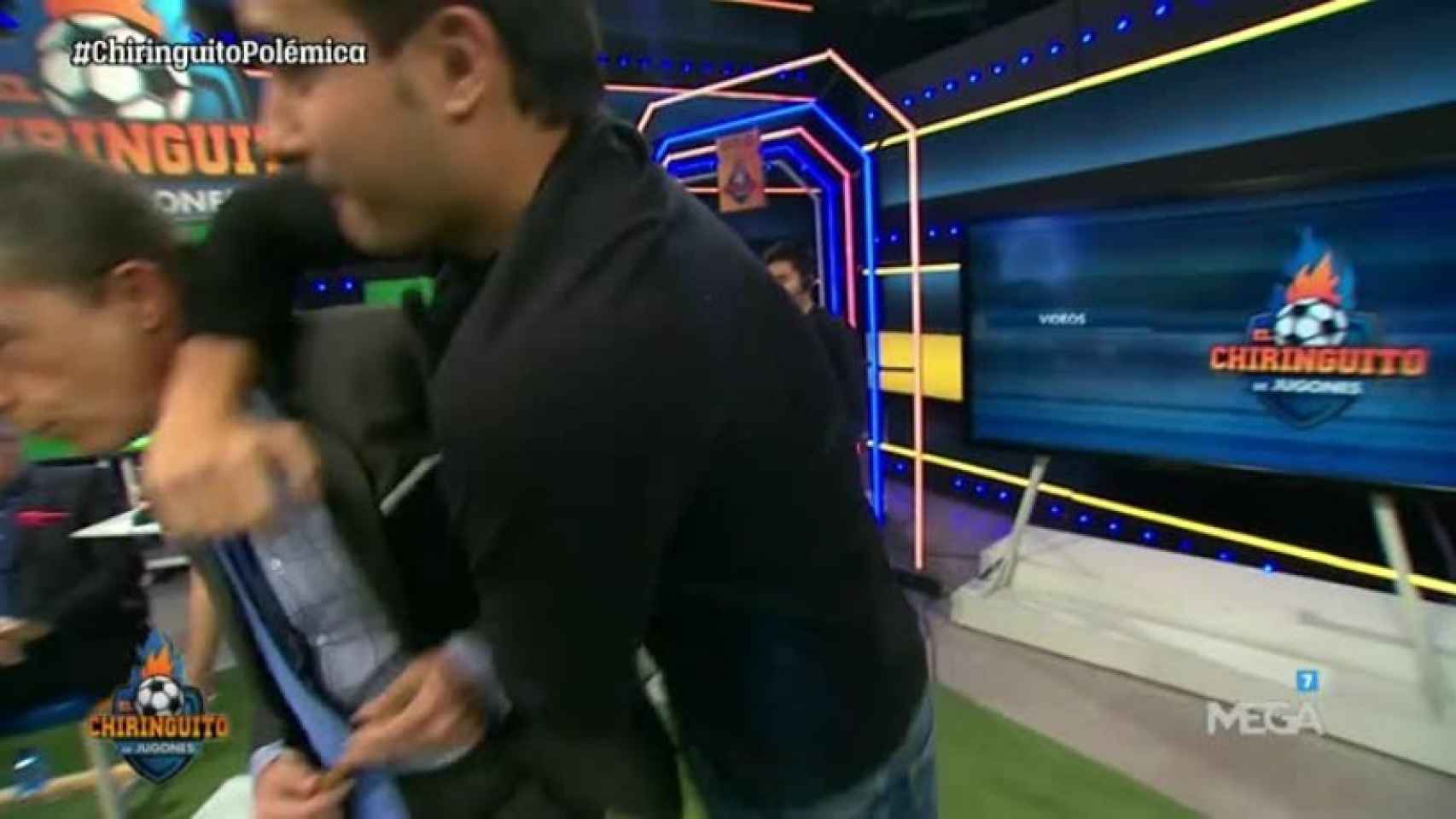 Juanfe recrea la agresión de Luis Suárez con Cristóbal Soria. Foto: Twitter (@elchiringuitotv)