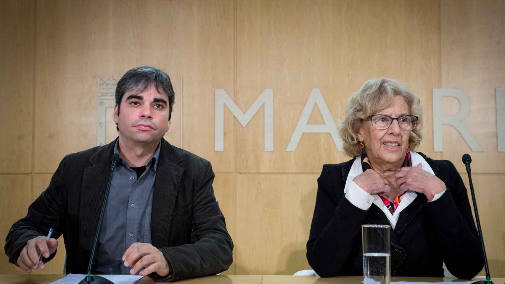Jorge García Castaño y Manuela Carmena este lunes en Madrid.