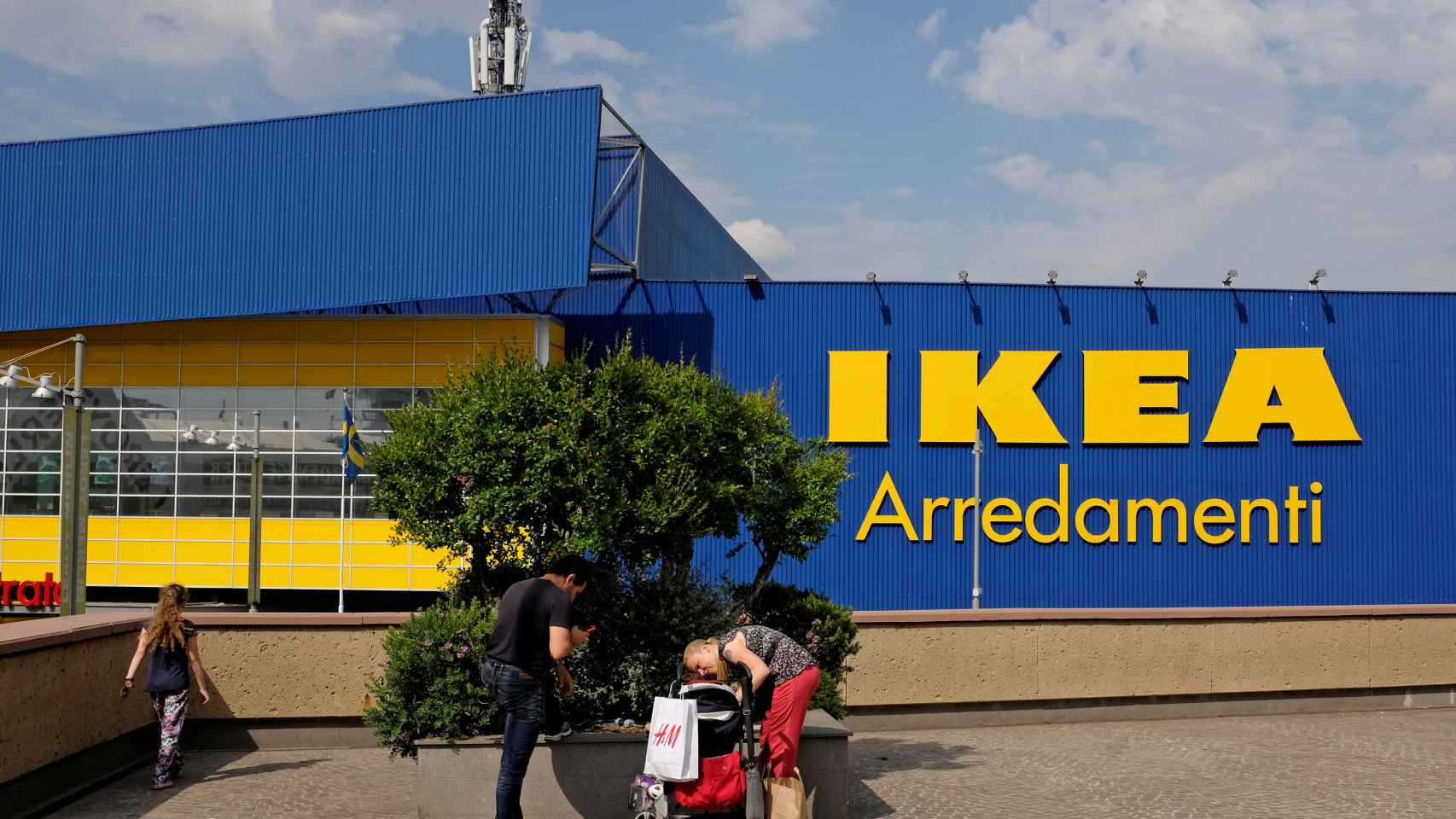 Una familia delante de una tienda de Ikea