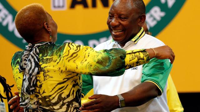 Ramaphosa, felicitado por una compañera de partido