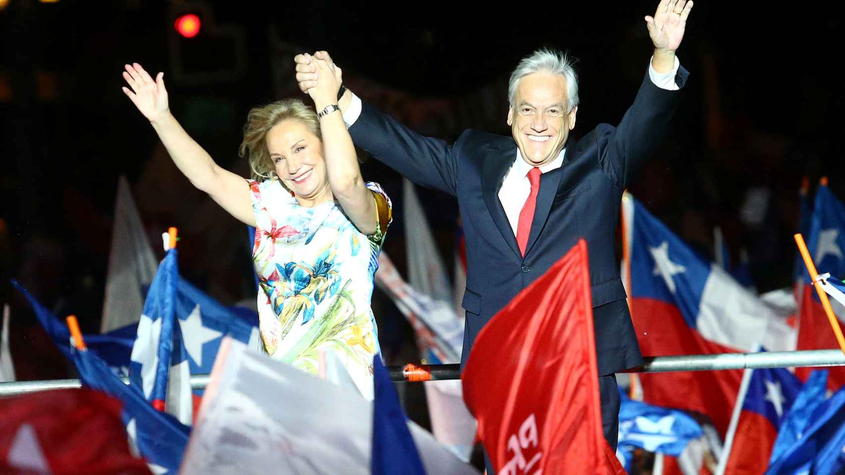 Piñera, junto a su mujer, saluda a los electores que les acompañaban en la celebración
