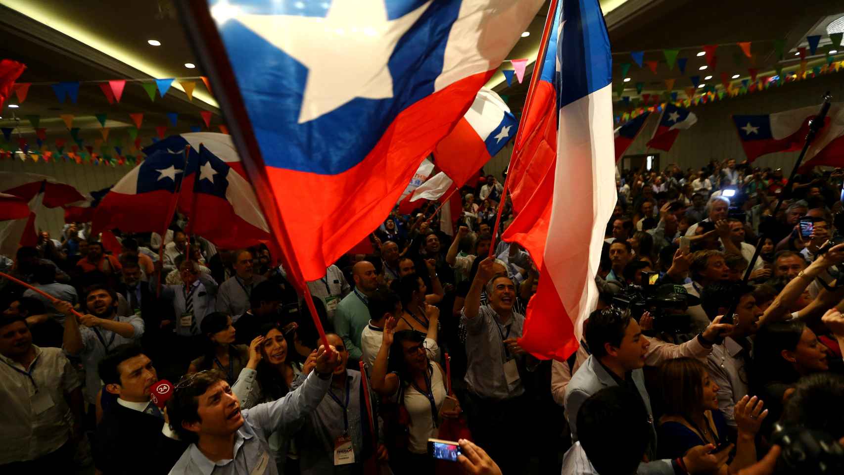 Ante la sede del partido se han agolpado miles de chilenos