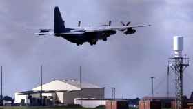 Avión aterrizando en la base militar de Mildenhall en una imagen de archivo