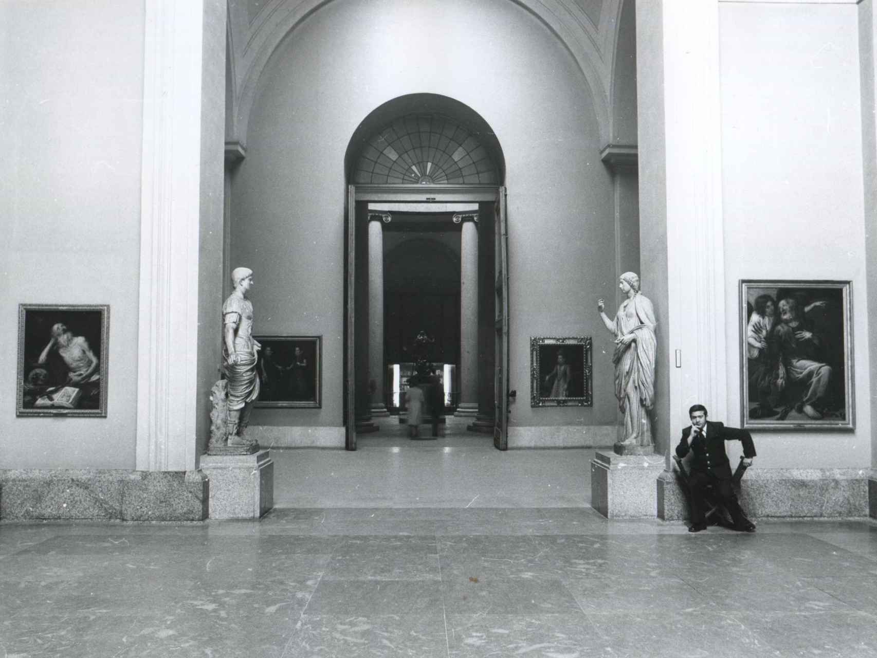 Un vigilante, en 1977, en el Museo del Prado.