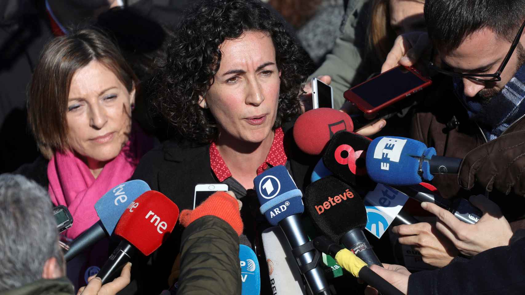 Marta Rovira habla a los medios durante el cierre de campaña de ERC en Estremera.