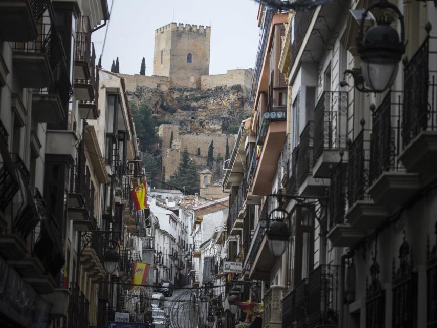 Banderas de España ondeando en las calles de Alcalá la Real (Jaén)