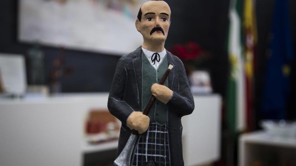 Una figura representando a Pep Ventura entregada por el ayuntamiento de Figueras al de Alcalá la Real con motivo del bicentenario del nacimiento del músico andaluz.