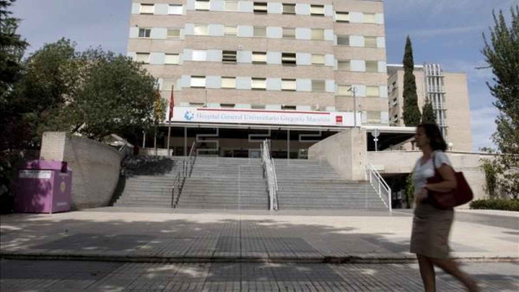 Las escaleras de entrada al Hospital Gregorio Marañón de Madrid.
