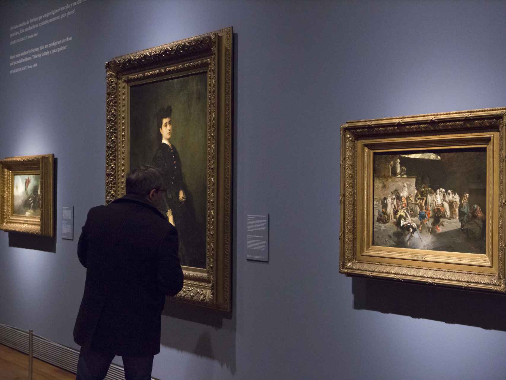 Un visitante en la exposición temporal de Fortuny, en el Museo del Prado.