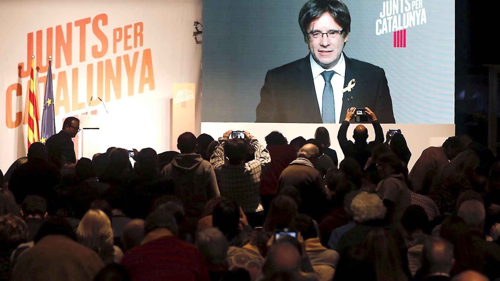 Puigdemont interviene por plasma en uno de los últimos mítines de campaña.