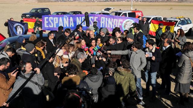 Marta Rovira habla en Estremera ante los medios con Hogar Social Madrid al fondo.