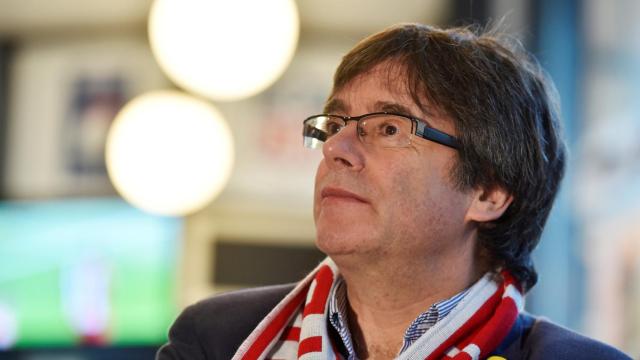 Carles Puigdemont siguiendo el partido del Girona contra el Getafe en Bruselas.